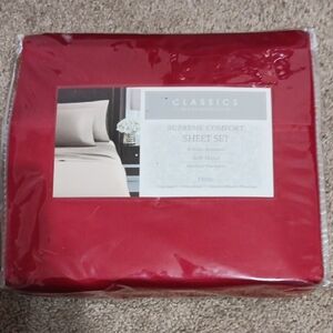 Classic Supreme Comfort Red Bedding Set